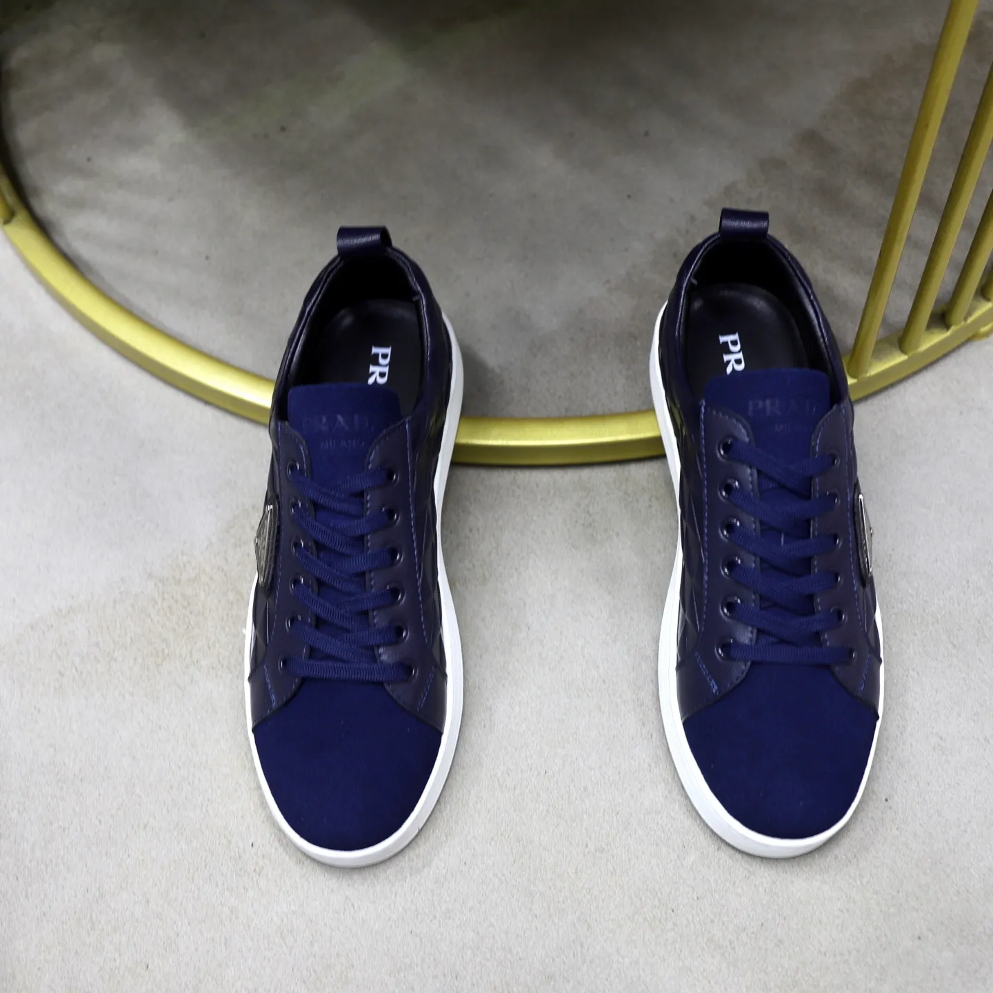 Ex-factory price: 420💰🙅‍♂️🙅‍♂️🙅‍♂️ Brand: PRADA Standard code: 38-44 (45 customized) Grade: Same as the official website Material: Original leather splicing Comfortable and breathable sheepskin lining Original wear-resistant outsole Style category: Men's fashion casual shoes Running sports shoes Distinguished luxury brand elements Top luxury Color: actual picture color